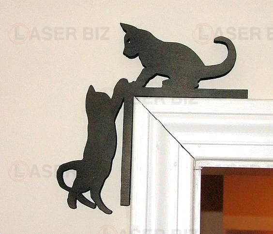 Симпатичный котенок на дверь