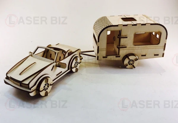Игрушечный автомобиль и автофургон