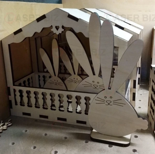 Стоящий пасхальный кролик