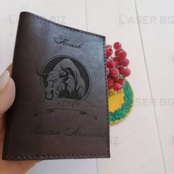 Бычок для гравировки на кожаном бумажнике