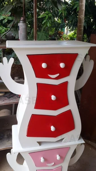 Mesa de luz de 3 cajones y 1 cajon