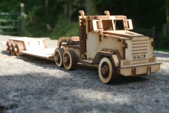 Грузовик Mack
